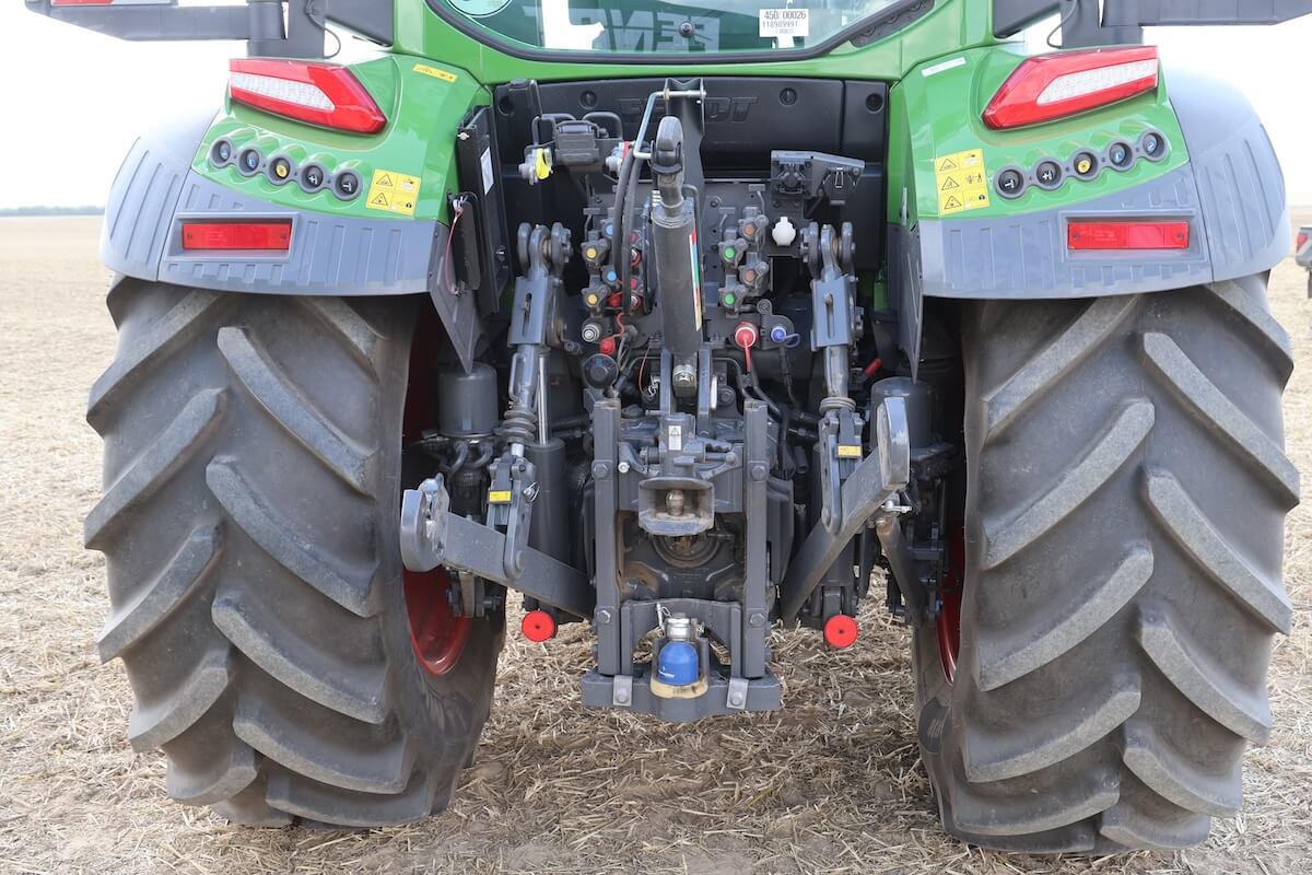 Dettaglio delle dotazioni idrauliche e pneumatiche al posteriore del 516 vario Gen 4